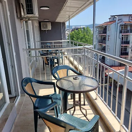 West Къща за гости